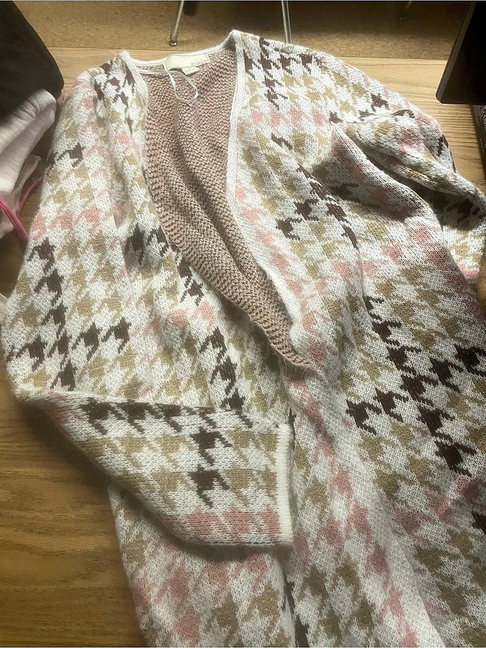 By design  Houndstooth Cardigan in Pink & White Size Small Like New size medium